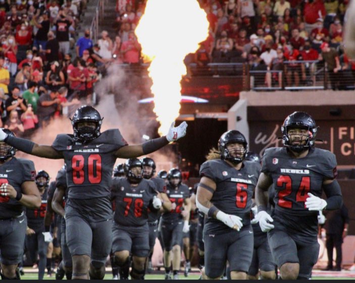 KeytrinHarris27's tweet photo. I’m blessed and would like to thank god aswell as my mothers hard work, to have received my first offer from UNLV  @Coach_Cos93 @unlvfootball @BishopGormanFB @VaBranch https://t.co/eQ46cggqhi