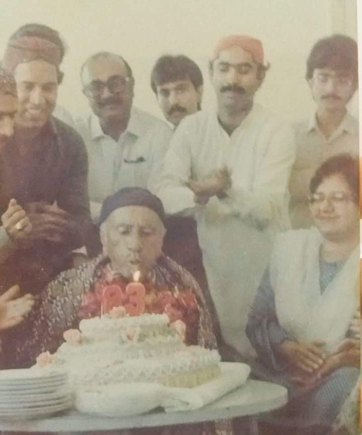 SobhQamarJSQP's tweet photo. انسانيت ٖ امن ٖ محبتن جي پرچارڪ ٖآزادي جي علمبردار ٖ ايشيا جي عظيم قومپرست رهنما رهبر سنڌ سائين جي ايم سيد جي 119 هين جنم ڏينهن 17 جنوري جون سڀني کي لکين واڌايون.
#HBDSainGMSyed https://t.co/oB18fepaMz