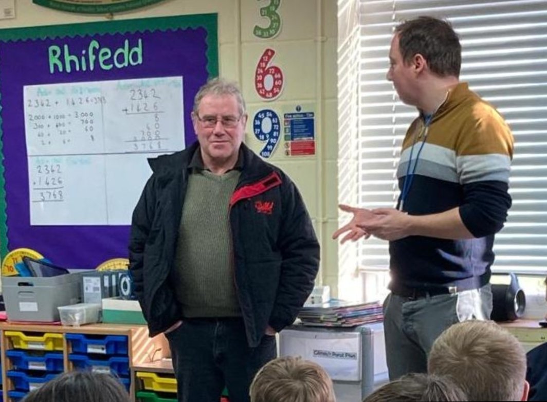 YsgolLlanilar's tweet photo. Diolch yn fawr i'r Cynghorydd Meirion Davies am ddod i'r ysgol i osod her o greu wefan i ardal Llanilar i ddosbarth Llywelyn a Gwenllian. @HarmonyOrgUK #sbardun #Llanilar #cymuned #prosiectharmoni #YrEgwyddorCyd-ddibyniaeth https://t.co/wMKQF7eltg