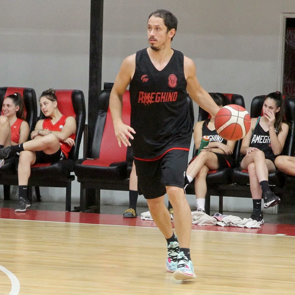 El base <a href="/diegogerbaudo/">Diego Gerbaudo</a> es nuevo refuerzo <a href="/AmeghinoOficial/">Club Florentino Ameghino</a> para la <a href="/LigaARGbasquet/">La Liga Argentina</a>.

📸 <a href="/AmeghinoOficial/">Club Florentino Ameghino</a>