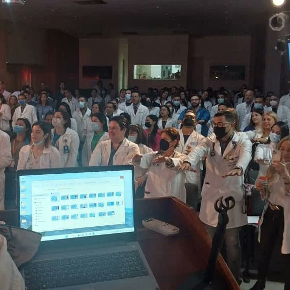 Hosp_D_Luciani's tweet photo. Bienvenidos los más de cien R1 de varias especialidades, en nuestro Auditorio HDL. Gracias a nuestros colaboradores @franciscosonrisa, @cangurove, @laboratoriosremeny. @qtequenos, @panaderiaplazapaez @panaderiajesusccs, En gratitud y bienvenidos muchachos!!!
#somosluciani https://t.co/hJI4IQl3rk