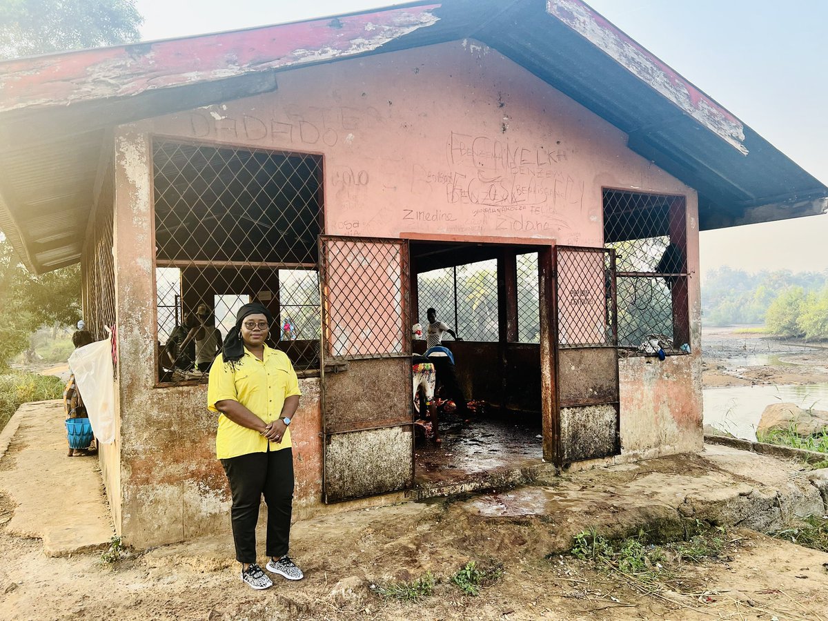 Ce matin j’ai repris la route pour continuer ma mission d’identification, de prise de contact et de collecte d’informations sur le quotidien des nobles bouchers du côté de la commune urbaine de Coyah. 
J’ai fait une visite de l’abattoir et de la boucherie centrale.