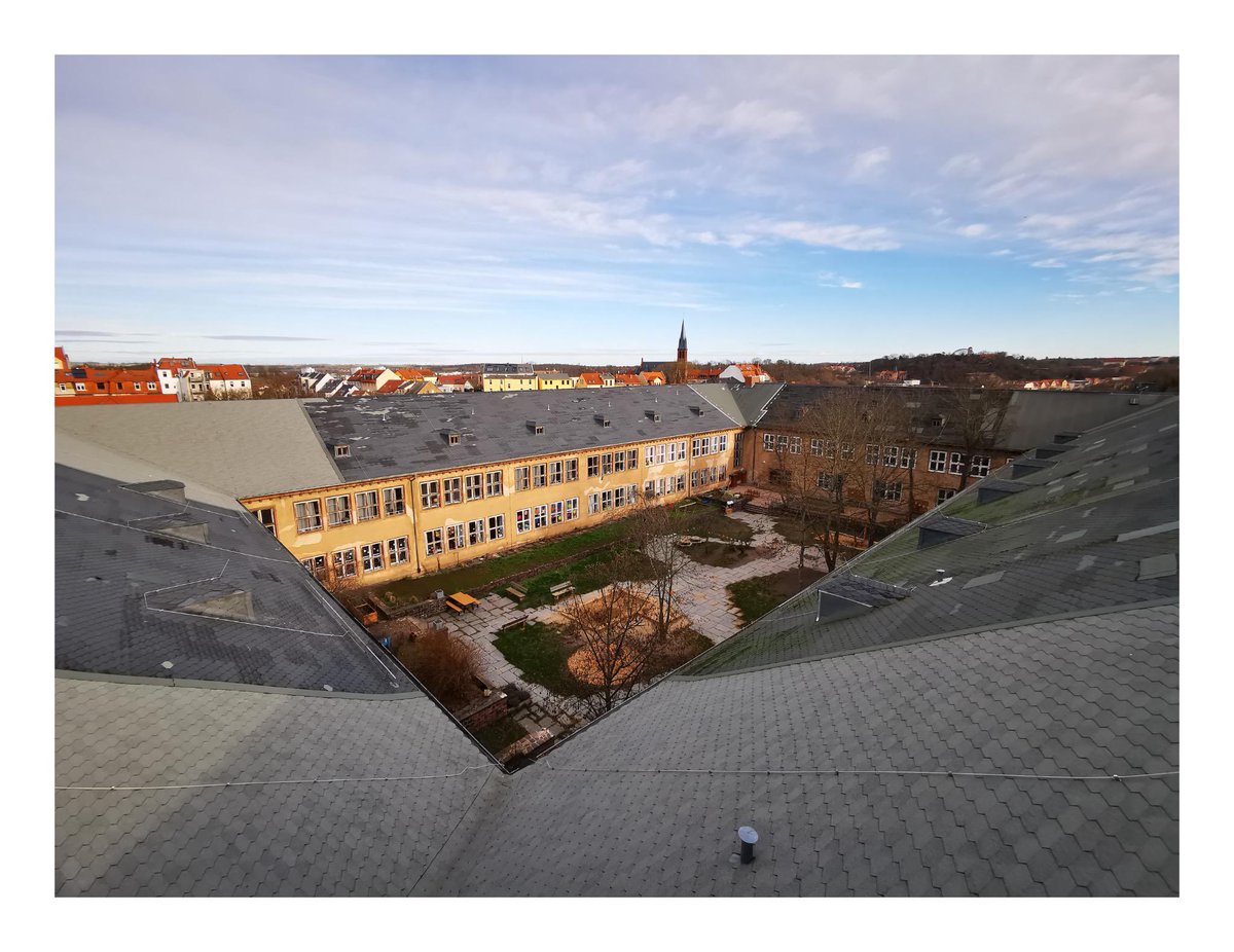 Riesen_klein's tweet photo. Unser fotografierender Hausmeister war heute im Dachraum unterwegs und hat diese neue #Perspektive auf #unserHaus und unseren #Innenhof nebenbei eingefangen. #Bildungshaus #Riesenklein #Halle https://t.co/Qe0TqxxMDx
