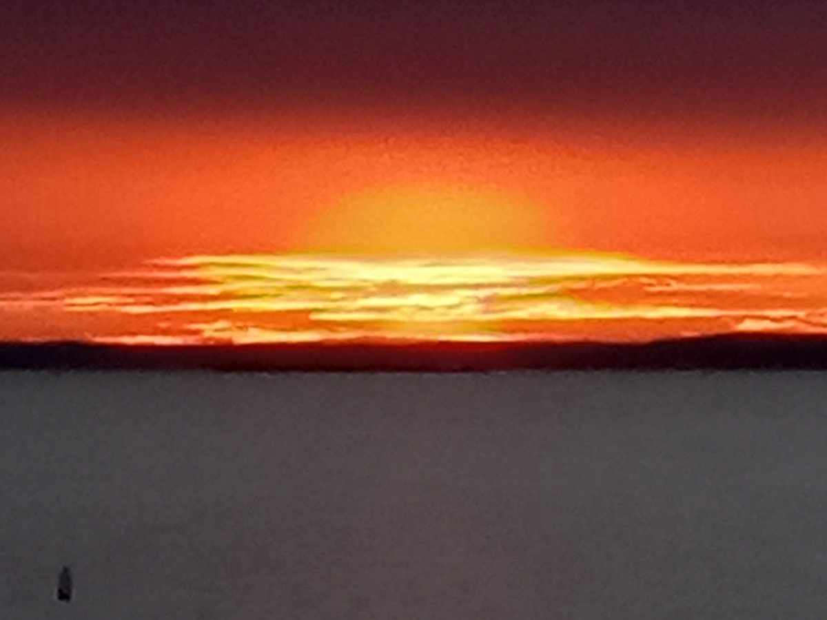 CareandEarth's tweet photo. 2fotos, una en el amanecer 20 m. antes del sol y la otra  con el sol,  compartiendo con el mar, en Oakland Beach, en la costa del Poningo. 
#mar #amanecer #dawn #sunrisephotography #nature #naturephotography #lanaturaleza #naturalbeauty #EarthCare  
#compartetuamanecer https://t.co/hEExWLqyiw