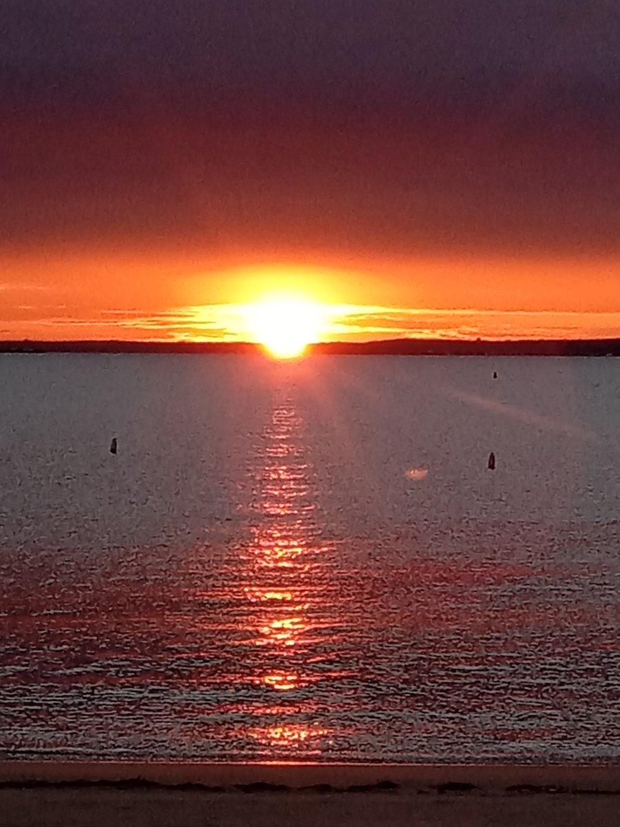 CareandEarth's tweet photo. 2fotos, una en el amanecer 20 m. antes del sol y la otra  con el sol,  compartiendo con el mar, en Oakland Beach, en la costa del Poningo. 
#mar #amanecer #dawn #sunrisephotography #nature #naturephotography #lanaturaleza #naturalbeauty #EarthCare  
#compartetuamanecer https://t.co/hEExWLqyiw