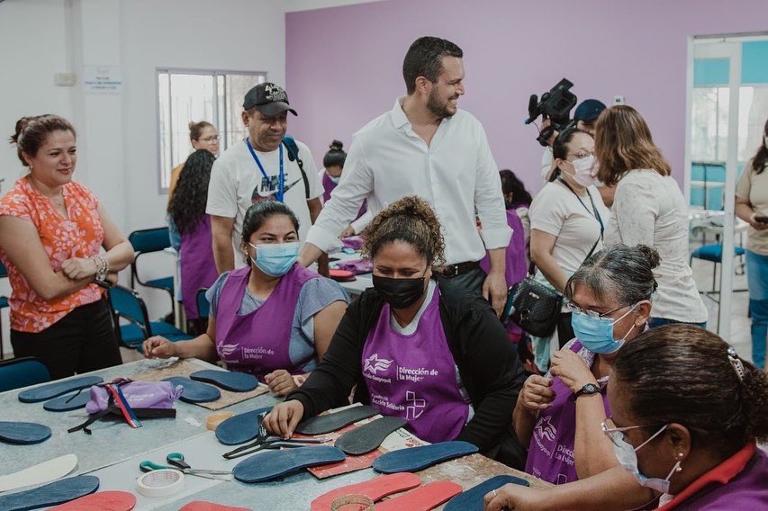 El alcalde (E) <a href="/JosueSanchezEc/">Josué Sánchez</a> , representantes de <a href="/inspiramujergye/">Inspira Mujer GYE</a> y de la Fundación Acción Solidaria visitaron el centro de trabajo colaborativo en confección y calzado “A Puntadas”.