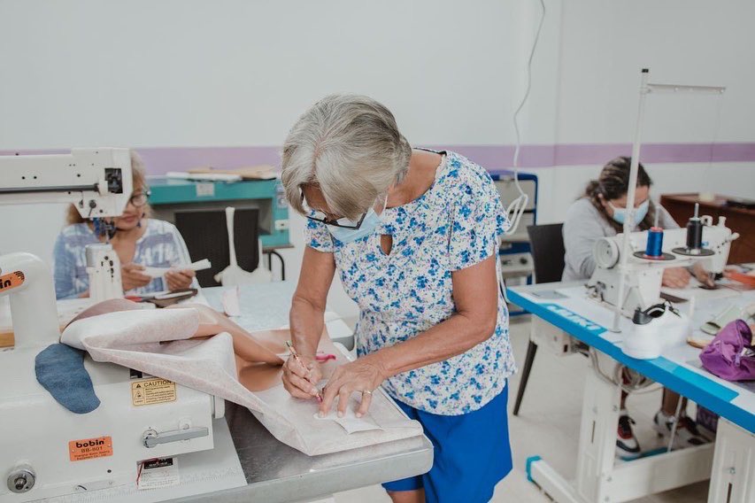 1.650 mujeres son beneficiadas con este proyecto que brinda capacitaciones en las áreas de confección textil y de calzado para el desarrollo de sus emprendimientos. Cabe destacar que las prendas confeccionadas son ofrecidas en ferias organizadas por <a href="/EpicoGye/">epicogye</a>.