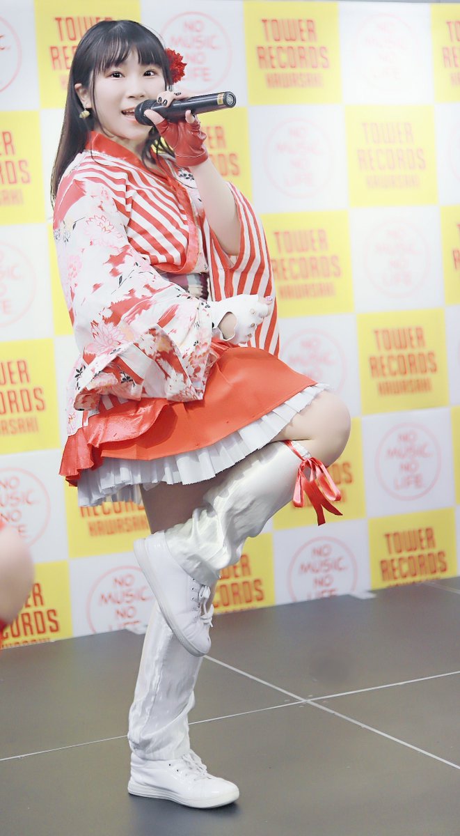 _rina_ogata's tweet photo. 1/11タワレコ川崎
普段はあまり「こういう写真」ってイメージを決めずに「綺麗に撮りたい」だけしか考えて撮らないのですが(変な先入観は邪魔)この日は蛍光灯を活かせないかなってテーマで暖色寄りの写真にしようとしました。
普段の青い写真が黄色になり違和感しかなかったで��。
 #おがたのしゃしん https://t.co/vZGqIb54gf