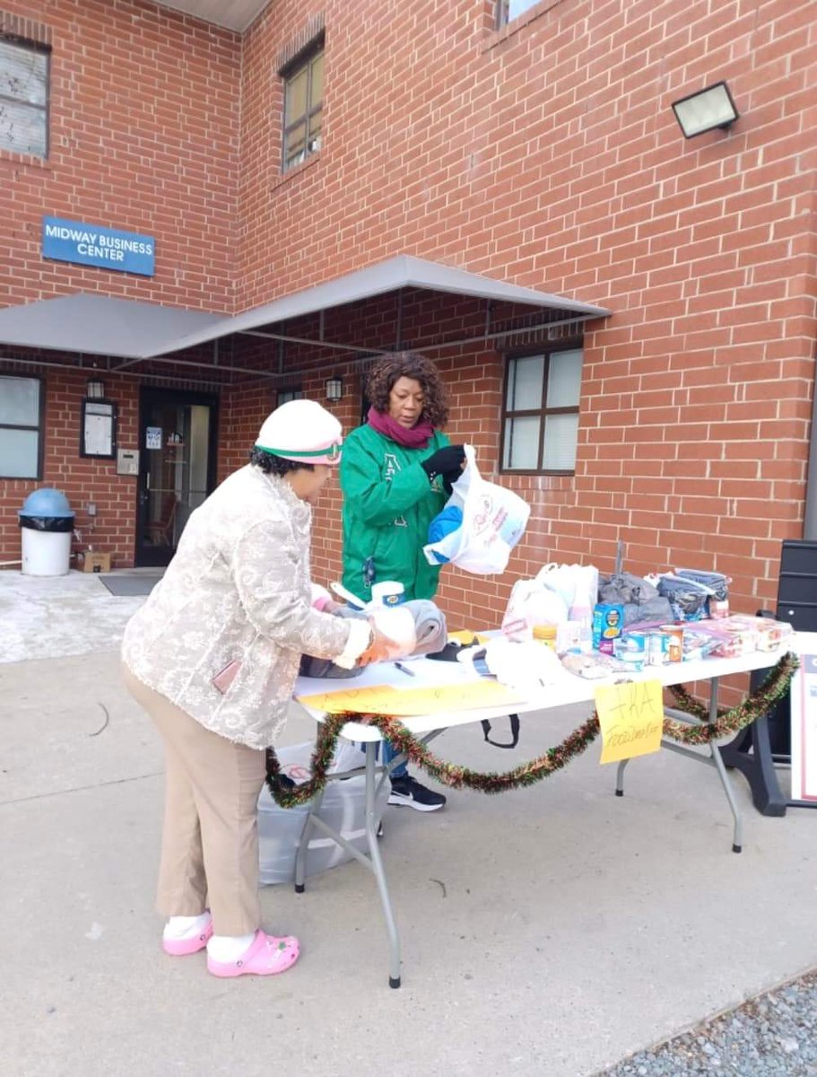 chapelhillaka's tweet photo. On this MLK Day of Service, Mu Omicron Omega and Psi Gamma Omega Chapters partnered for a Food and Warmth Drive in Chapel Hill NC and Hillsborough NC. Items collected will benefit the Interfaith Council and Orange Congregations in Mission! #MARConnects #MuOmicronOmega https://t.co/C3Pr3kKau4