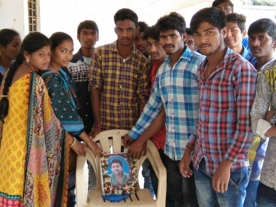 PrashantSwaero's tweet photo. మనిషిని మనిషిలాగా చూసే "బహుజన రాజ్యం" రానంత వరకు ఈ దేశం మేధావులను కోల్పోతూనే ఉంటుంది.

జోహార్ రోహిత్ వేముల అన్న 
నీవు బ్రతికున్న ఆశయం కోసం
మేము బ్రతికున్నతవరకు పోరాడుతాం.
Pic:2016
#RohithVemula
@RSPraveenSwaero 
@NEXTCMRSP https://t.co/pvrAMRXDdR