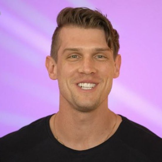 os padrões de beleza da sociedade são uma merda né!? a gente é obrigado a ver esse cara de achando bonito e tendo características invejáveis
#Bbb23