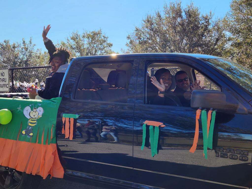 CitrusElem_OCPS's tweet photo. Citrus Elementary buzzed down the route for the @cityofocoeeFL MLK parade. Student Council, Bee Active, Bee You Dance, teachers & staff, Mr. Walker, Dr. Glover, parents, families & our very own Buzz showed #Hivepride #Beehigher @OCPSnews @OCPS_PFE @West_OCPS @DrRahim_Jones https://t.co/qN8tW1nImS