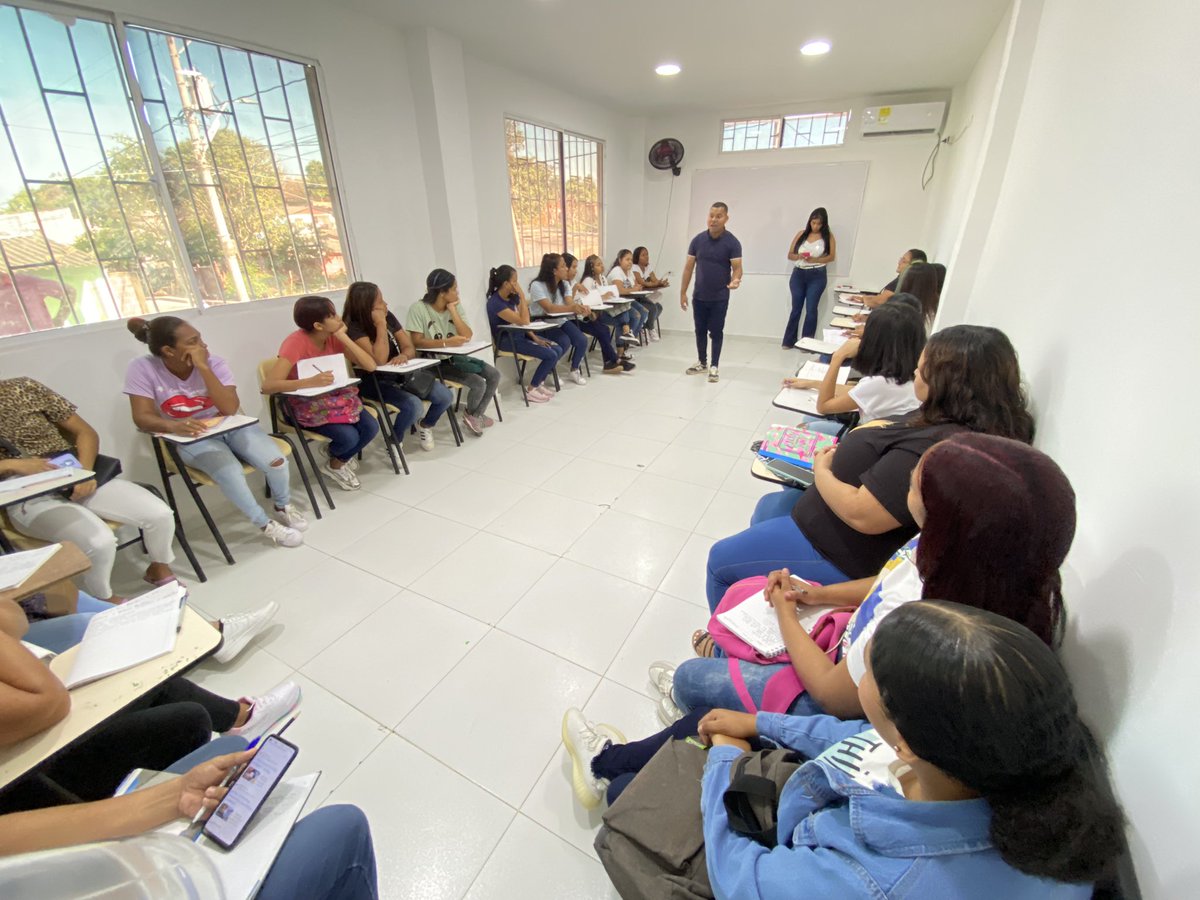 Alexi2Castillo's tweet photo. Inicio de clases 2023-1 es todo un ÉXITO🤩, con gran emoción recibimos a nuestros estudiantes TECNICOLISTAS 💚📚💙

#Plan1000Becas📚
#CualificaciónProfesional👩‍💻🧑‍🏫👷‍♀️
#SoyTecnicolista💙💚 @FunTecnoglass @ChrisDaes https://t.co/SyjFhkSvyG