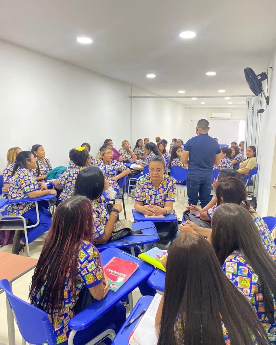 Alexi2Castillo's tweet photo. Inicio de clases 2023-1 es todo un ÉXITO🤩, con gran emoción recibimos a nuestros estudiantes TECNICOLISTAS 💚📚💙

#Plan1000Becas📚
#CualificaciónProfesional👩‍💻🧑‍🏫👷‍♀️
#SoyTecnicolista💙💚 @FunTecnoglass @ChrisDaes https://t.co/SyjFhkSvyG
