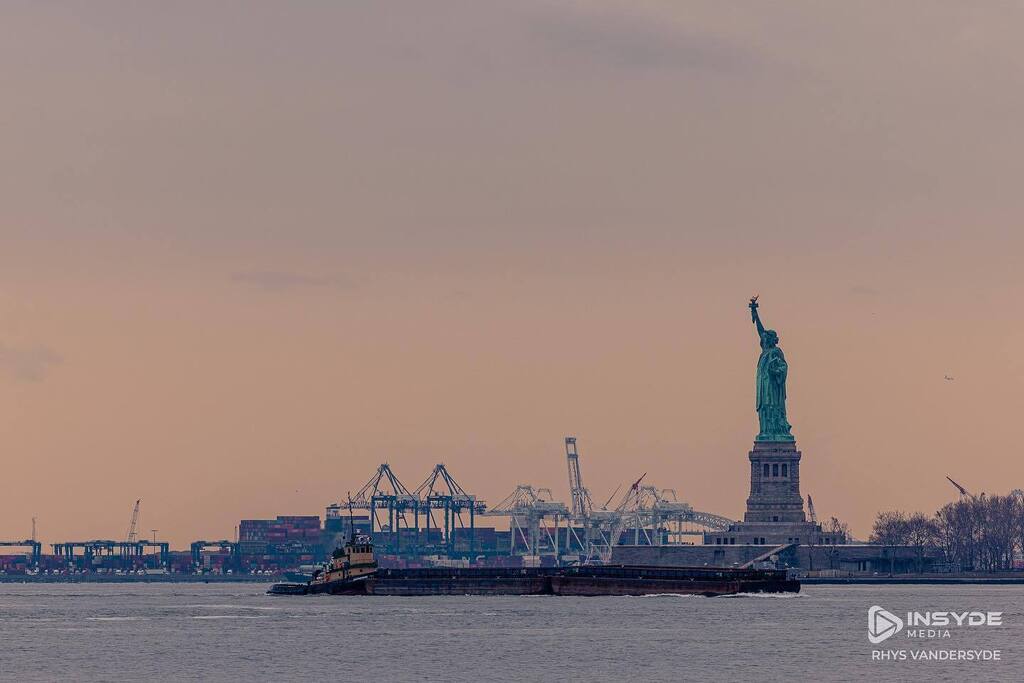 A snapshot of New York - Part 1 of (well, at least 2, probably 3 or 4). A city of endless possibilities.

I always knew New York was a big city, but it’s more like walking onto a living breathing movie set with its own culture and atmosphere. 

#newyork … instagr.am/p/Cnf2AoKOFHX/