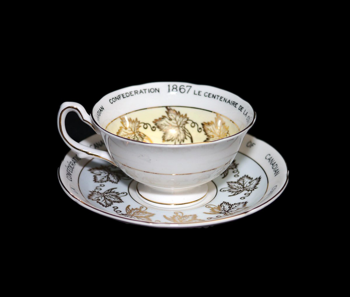 G97816960Girl's tweet photo. Royal Grafton Canadian Confederation 1967 bone china tea set made in England. https://t.co/hY0eEIDhY8 via @Etsy #BuyfromGroovy #antiqueshop #tableware #vintagetableware #cupsaucer #teatime #RoyalGrafton #CanadianConfederation #Canadiana #EtsySellers #RoyalGraftonConfederation https://t.co/M11KowgPpG