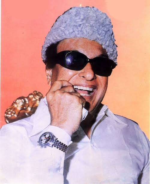 thangatamil05's tweet photo. "இருந்தாலும் மறைந்தாலும் #பேர் சொல்ல வேண்டும் - இவர் போல யாரென்று #ஊர் சொல்ல வேண்டும்"  என்று காலத்தால் அழியாத காவியதலைவனுக்கு.. என்றும் ஏழைகளின் இதயத்தில் அமர்ந்து ஆட்சி செய்யும் ஏழைகளின் இதயக்கனிக்கு.. 106வது பிறந்த தினம் இன்று #MGR106 போற்றி மகிழ்வோம் புரட்சித்தலைவரின் புகழை.. https://t.co/KqRP6Zm8nP