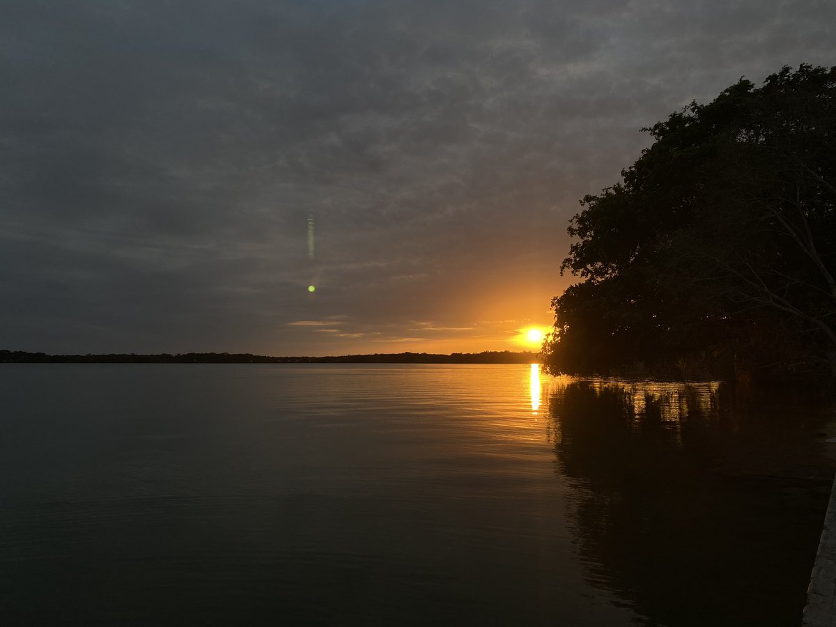 ervingleo's tweet photo. @tweetsforyoul Un atardecer en Bacalar, Qroo https://t.co/cTvUfVhzym