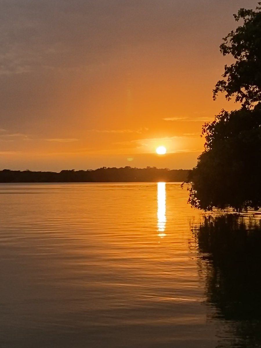 ervingleo's tweet photo. @tweetsforyoul Un atardecer en Bacalar, Qroo https://t.co/cTvUfVhzym