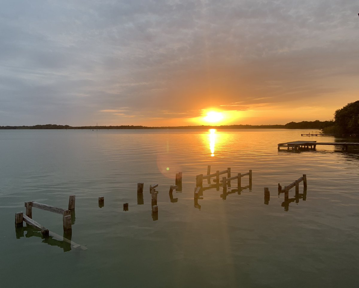 ervingleo's tweet photo. @tweetsforyoul Un atardecer en Bacalar, Qroo https://t.co/cTvUfVhzym