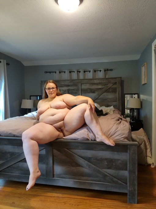 Emma The Squirting Girl Next Door 💦💦 - Are you putting your face or your dick between my legs first? 😻 https://t.co/fAwfsrKvSC