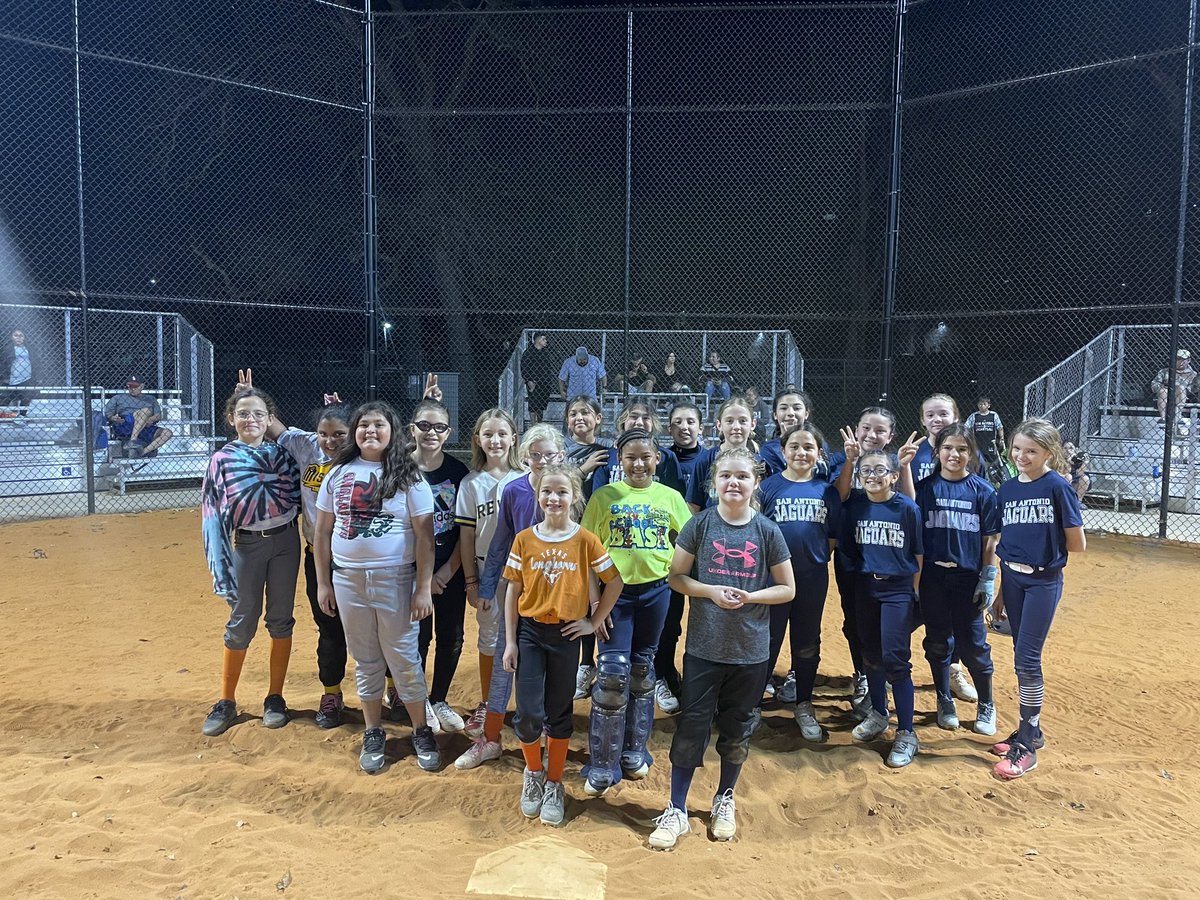 erricarocha's tweet photo. Had a great time coaching the 10u SA Jaguars with @kaylarocha04 today! Took the win 8-0. https://t.co/F9lnUECHfD