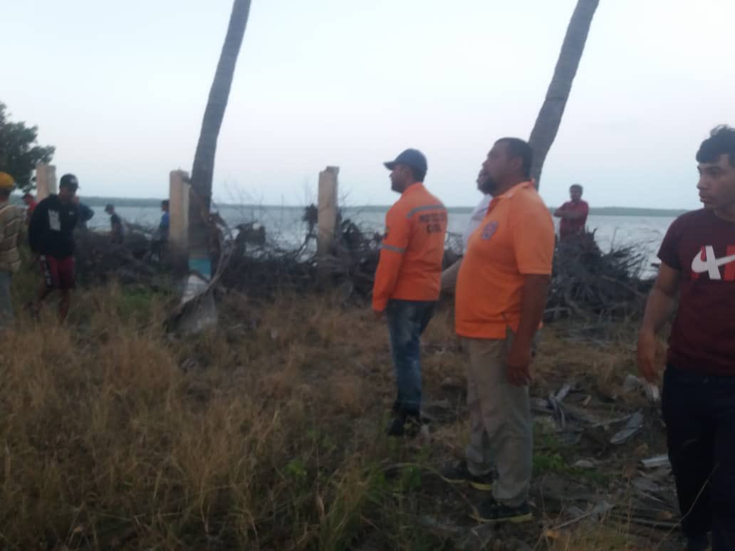#ULTIMAHORA Incendian casa de playa del connotado líder y ex senador de AD Charles Hernández en el municipio Padilla Estado Zulia: ¿Criminales políticos o delincuencia común? Vean opinen