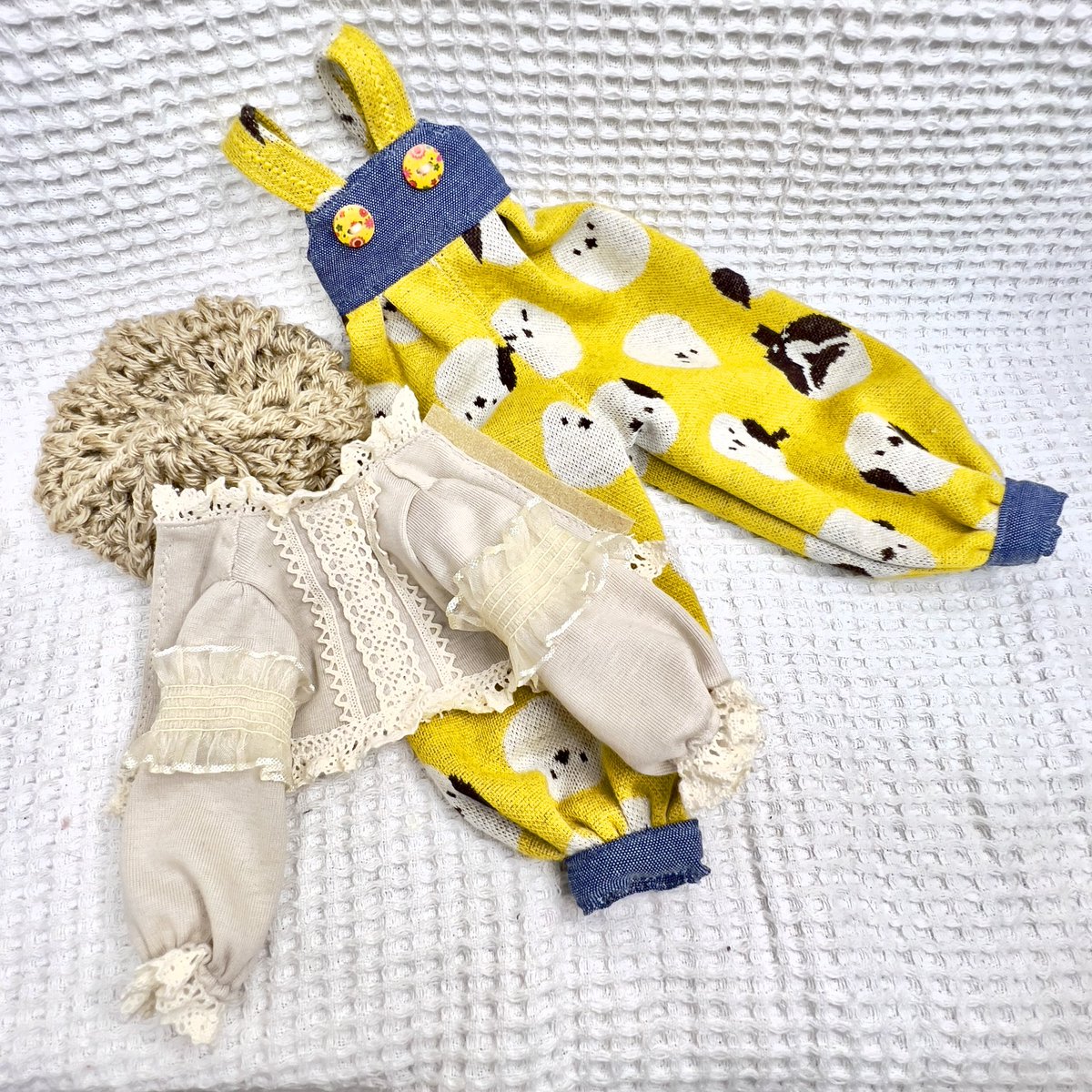 Plus1doll's tweet photo. フリー作品シリーズ〜
シマエナガニットをワンピとサロペットにしてみたよ😊
ワンピは前後どちらも着れるようにしたった😤
#imda #imda30 #imdacoco #imdamodigli #ドール服 #ドールニット #imda服 https://t.co/0HbeQWDZRJ