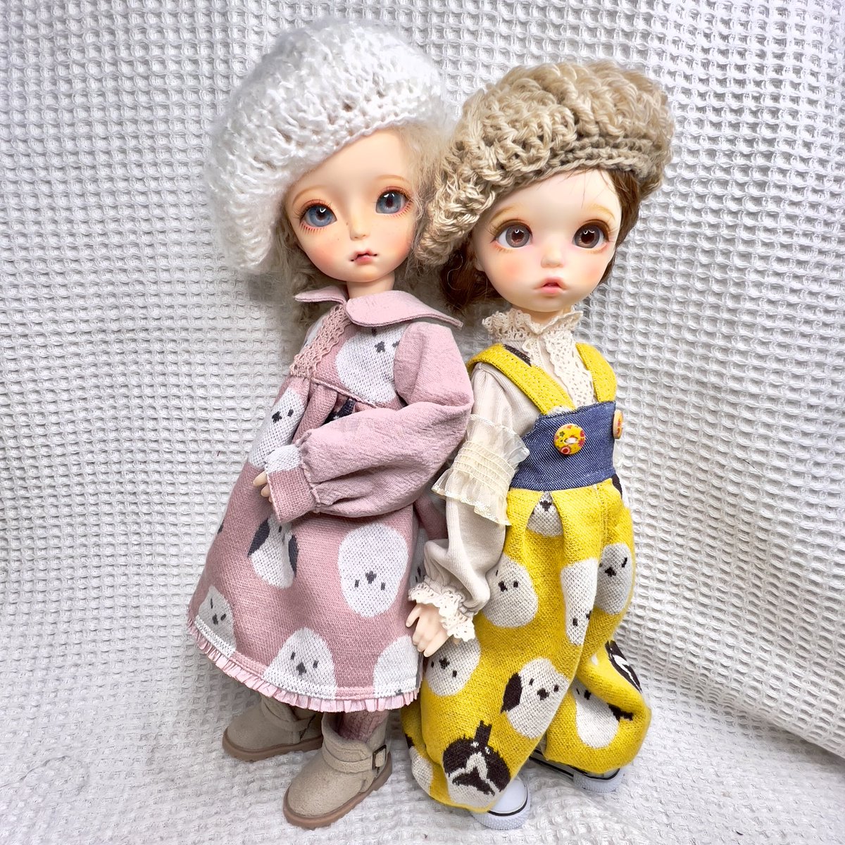 Plus1doll's tweet photo. フリー作品シリーズ〜
シマエナガニットをワンピとサロペットにしてみたよ😊
ワンピは前後どちらも着れるようにしたった😤
#imda #imda30 #imdacoco #imdamodigli #ドール服 #ドールニット #imda服 https://t.co/0HbeQWDZRJ