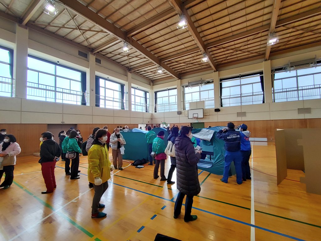 tackey816's tweet photo. #タッキーたんけん隊
#全市一斉総合防災訓練
#豊川南小学校 避難所から中継です。
段ボール間仕切りや簡易テントなどの組み立てが行われています。
学生消防隊 #MATOY の皆さんも見学中!
#箕面 #訓練 #防災 https://t.co/3GcZtLoT9t