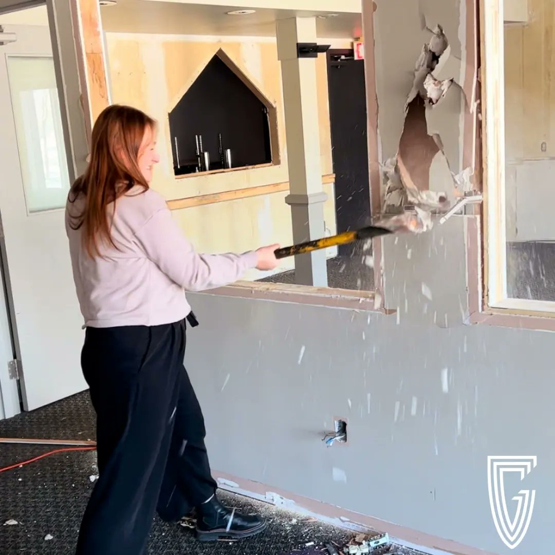 GlendaleGolf's tweet photo. Happy New Year to all of our members! Our renovation is well underway! Even some of our staff are getting their hands dirty! #enjoyglendale https://t.co/icKRNShGXv