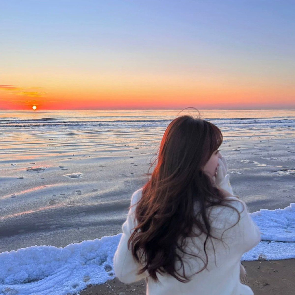 BridgetAngela6's tweet photo. It's cold like this, I still love going to the beach 
#beach #sun #sunset https://t.co/DBh2G4Z6AZ