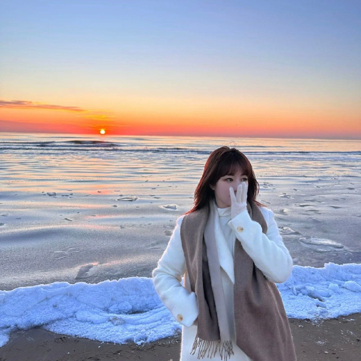BridgetAngela6's tweet photo. It's cold like this, I still love going to the beach 
#beach #sun #sunset https://t.co/DBh2G4Z6AZ
