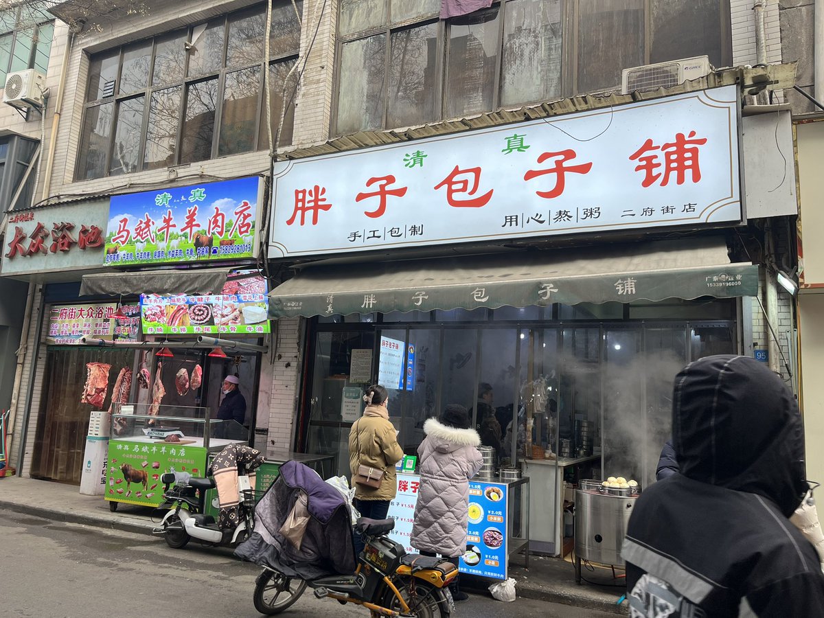 aping0323's tweet photo. 生活呀～～～
胡辣汤7💰就咁大碗了！包才1💰～ https://t.co/JgbQkyfMp8