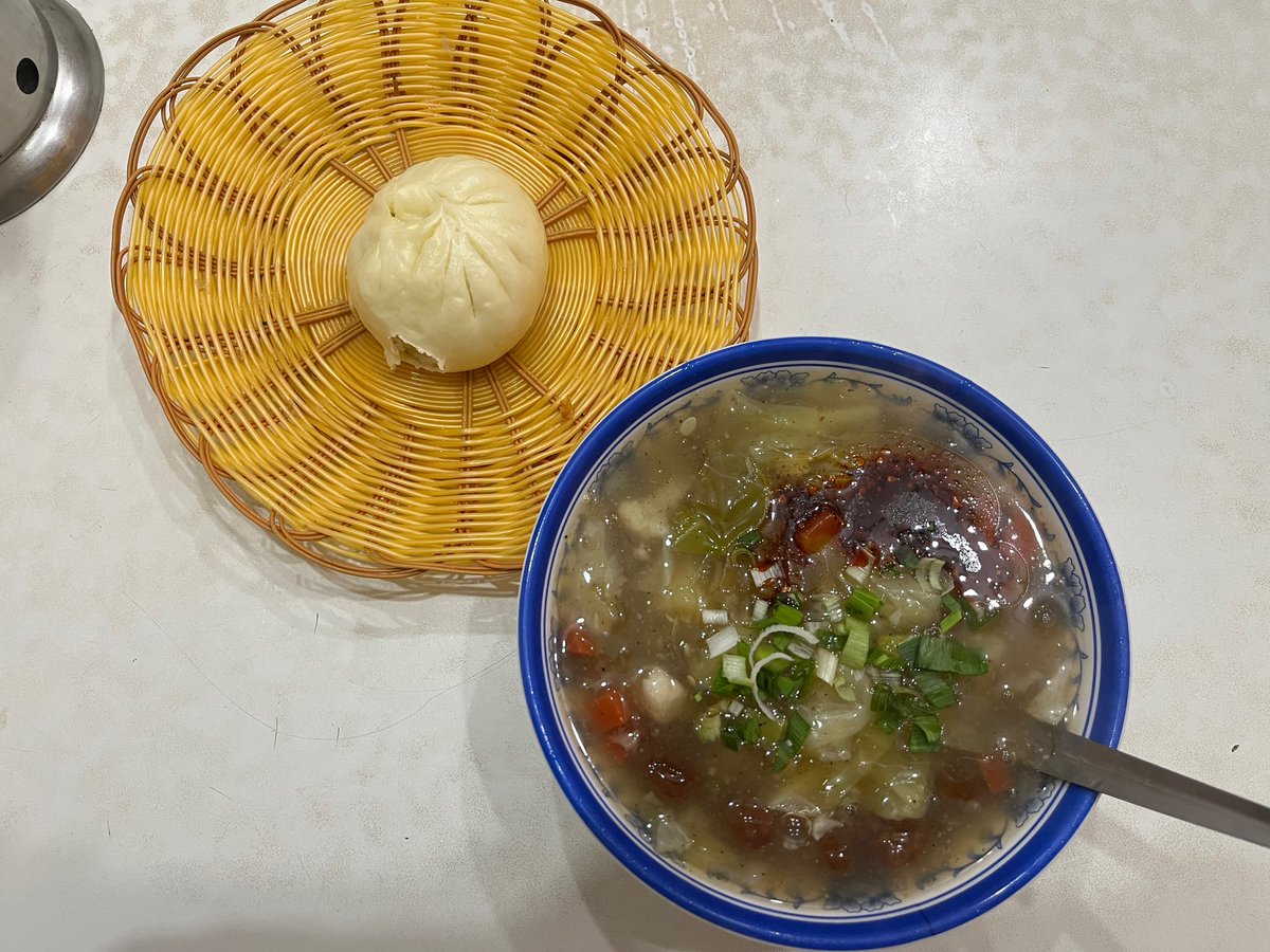 aping0323's tweet photo. 生活呀～～～
胡辣汤7💰就咁大碗了！包才1💰～ https://t.co/JgbQkyfMp8