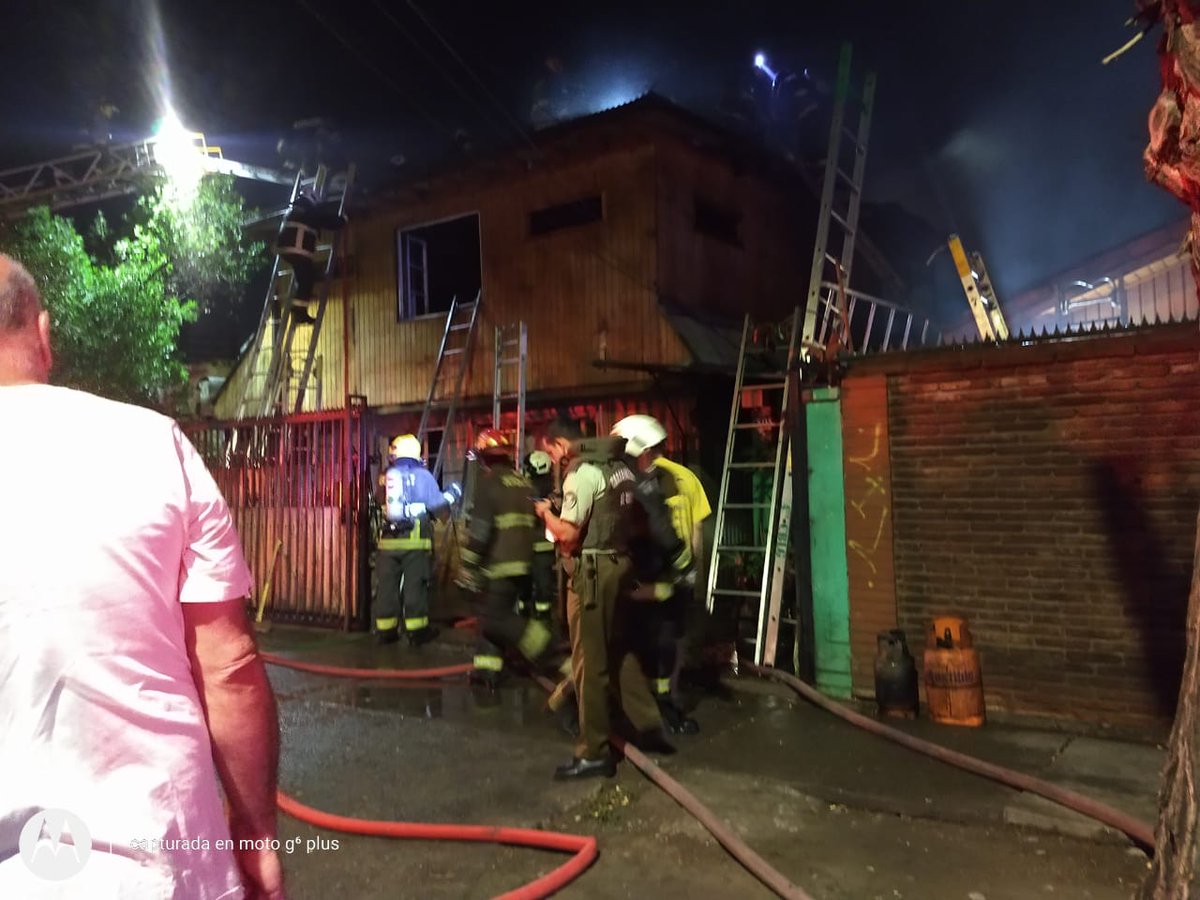 erikamartinez_o's tweet photo. El incendio ha sido controlado no hay vidas que lamentar, agradezco el trabajo de @Bomberos_MetSur @BombaSanMiguel y las compañias de La Granja y Maipú

También a la Seg.Comunal que fueron los 1ros en dar asistencia, al equipo social para ayudar a las familias y a @CarabPrefecSur https://t.co/OEaVXXnYXf