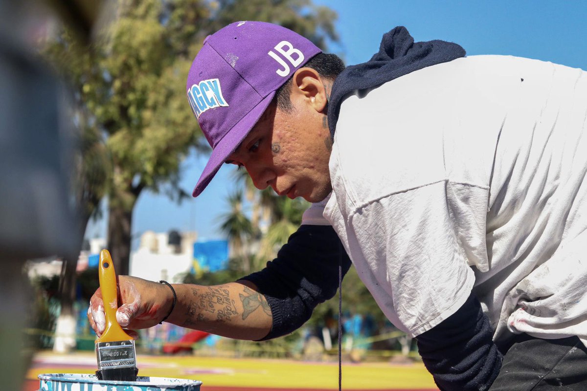 LorenaAlfaroG's tweet photo. En #Irapuato hay muchísimo talento y así lo demostraron los chavos que hicieron arte y dieron color a las canchas de nuestros #ParquesVecinales. 
Ahora las familias podrán disfrutar de estos espacios 🎨🖌️.

¡Ayúdanos a mantenerlos así de bonitos!

#ConPasoFirme https://t.co/gZqMiwFW9F
