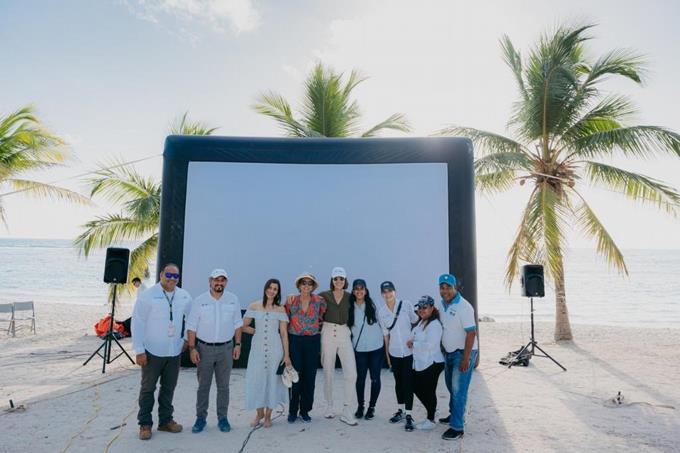 HigueyInfo's tweet photo. Habitantes de Isla Saona disfrutan por primera vez al aire libre de películas dominicanas

Habitantes de Isla Saona disfrutaron por primera vez de la proyección al aire libre de dos producciones discográficas dominicanas: "Isla de Plástico" y “Misión Est
https://t.co/S4bqlJfC6l https://t.co/Jt2TbHNom6