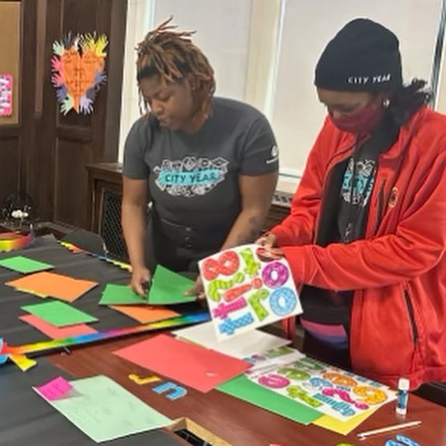 RevSherisse's tweet photo. Across the country, #MLKDay is a day on for City Year—a day of service to our community. At @cityyeardetroit our staff and AmeriCorps members served at our @Detroitk12 partner school, Central—Durfee, by organizing libraries and creating bulletin boards. #CityYearDetroit #Detroit https://t.co/S6MnSQwaSj