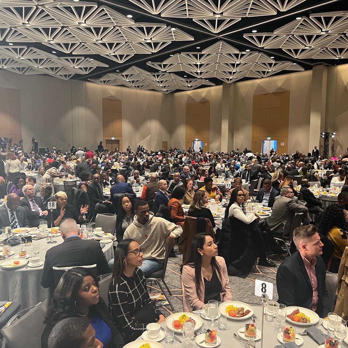 bishopgrant2's tweet photo. Keeping the dream alive! @RevJJackson & @RPCoalition hosted our 33rd Annual PUSH For Excellence Dr. Martin Luther King Scholarship Breakfast. Thank you Dr. King for blazing a trail and showing us how to fight for justice.#PUSHForExcellence #DrKing #MLK https://t.co/sJy4WschHm