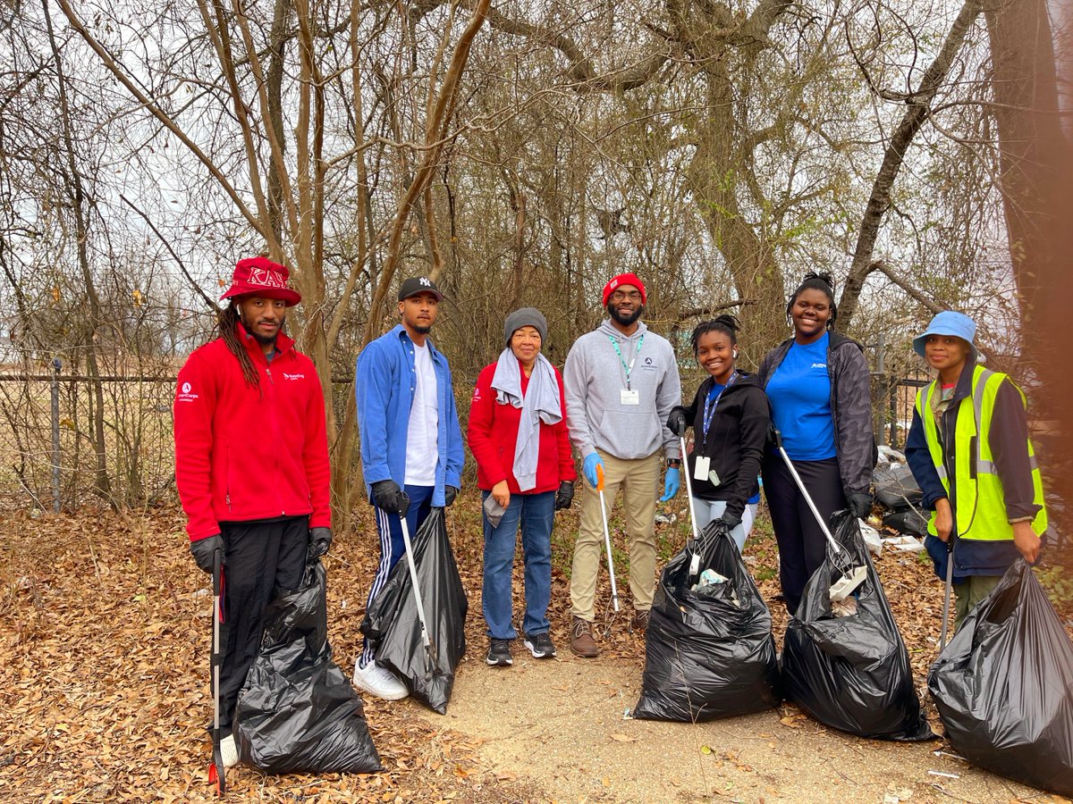 reading_corps's tweet photo. Mississippi Reading Corps members partnered with Keep Jackson Beautiful and Keep Hattiesburg Beautiful to clean public spaces in honor of #MLKDay. Check out some snapshots from the day! @AmeriCorps https://t.co/U9SyvhfAPa