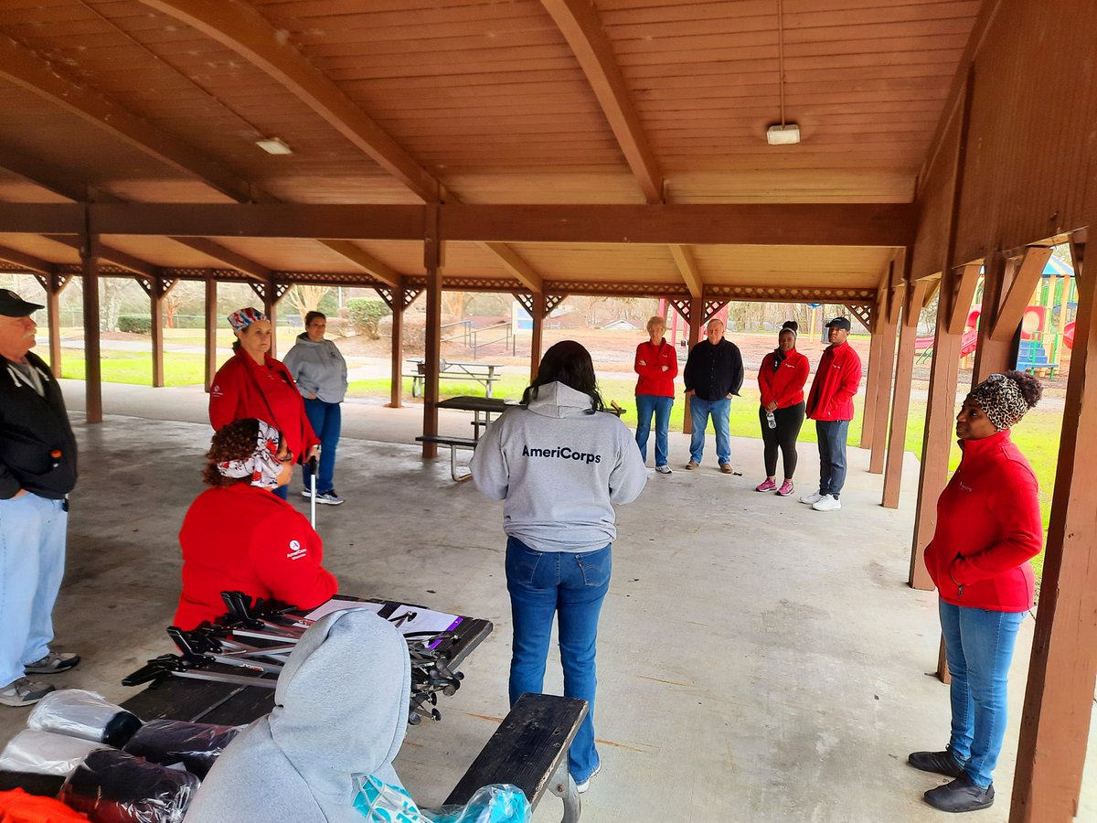reading_corps's tweet photo. Mississippi Reading Corps members partnered with Keep Jackson Beautiful and Keep Hattiesburg Beautiful to clean public spaces in honor of #MLKDay. Check out some snapshots from the day! @AmeriCorps https://t.co/U9SyvhfAPa