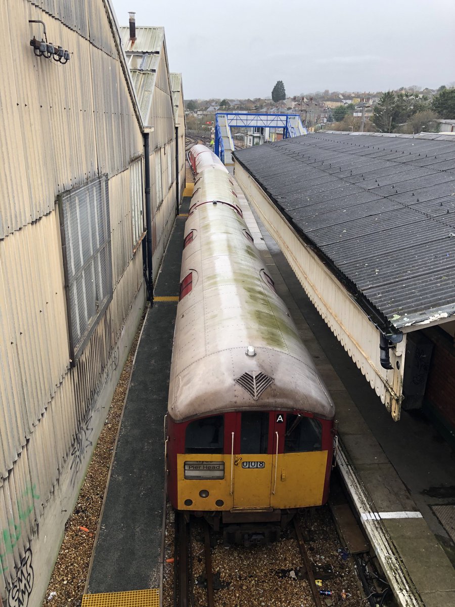 008 in the back road at Ryde St Johns Road with 007 behind it. This was December 16th 2020 and no trains were running due to power supply problems.

#islandline #Class483 

Photo credit - Graeme Gleaves