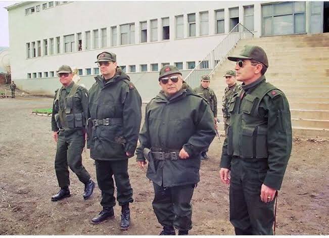 ABD'li generalin, "Ben onunla aynı tatbikata katılmam. Kafamıza sıkar" dediği, Kıbrıs'ta Türk bayrağını indirmeye çalışan fanatik Rum'a karşı "Vur" emrini veren, terörle mücadelenin simge ismi, nam-ı diğer Tamburalı Paşa Hasan Kundakçı vefat etti. Rahmet olsun…