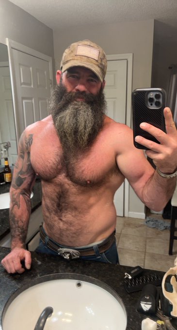I love shoulder day. I just hate how sore they are! ??? https://t.co/xgOJJD54CO