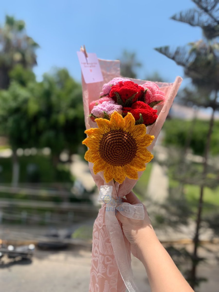 Ramito de 6 rosas y 1 girasol 🌹🌻  

#crochet #floreseternas #girasoltejido #girasoles #rosaseternas #shakira #lima #peru #florestejidas #qelloanqas