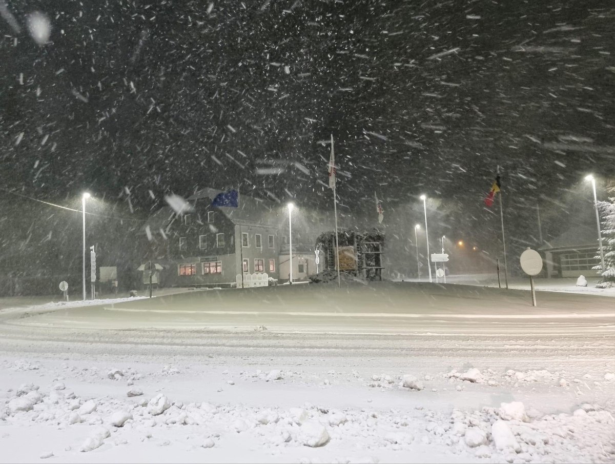 LanderVanTricht's tweet photo. 10-15 cm #sneeuw op het hoogste punt van België, #SignaldeBotrange. Dat wordt drummen komend weekend op de banen naar de Hoge Venen .. Foto's via Fabienne Nicolas https://t.co/Z8Cj4WAn2n