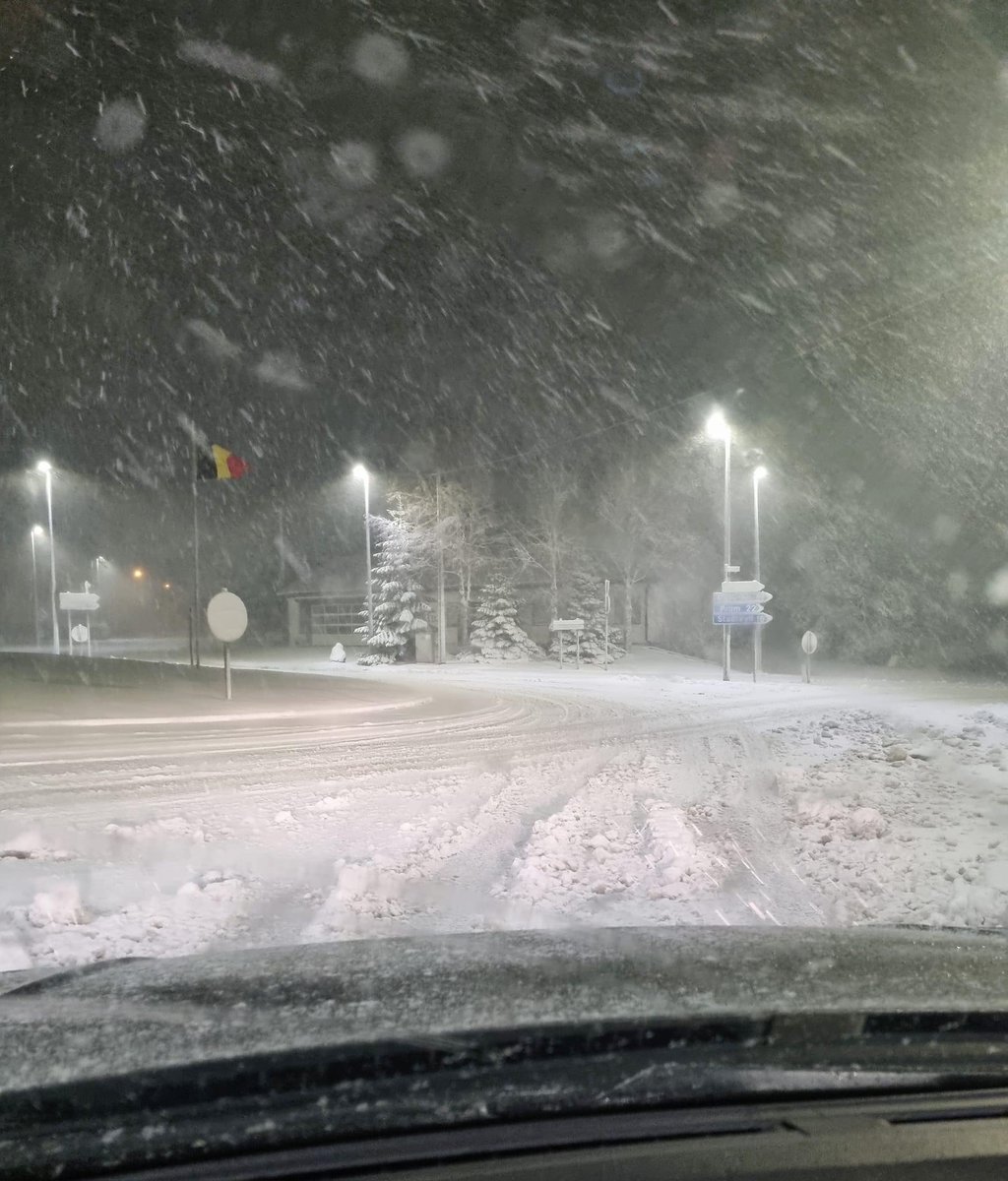 LanderVanTricht's tweet photo. 10-15 cm #sneeuw op het hoogste punt van België, #SignaldeBotrange. Dat wordt drummen komend weekend op de banen naar de Hoge Venen .. Foto's via Fabienne Nicolas https://t.co/Z8Cj4WAn2n