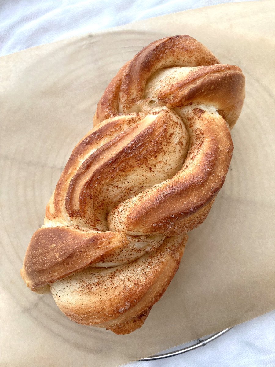 moca308's tweet photo. 年明けから時間がなさすぎてシンプルなものしか作ってこなかったけど、無理矢理今回はシナモンバブカを作った🤣
めっちゃふわふわ柔らかい仕上がりになり自分自身が驚き中。
#パン作り #おうちパン #bubka https://t.co/kFYXV1gS0J
