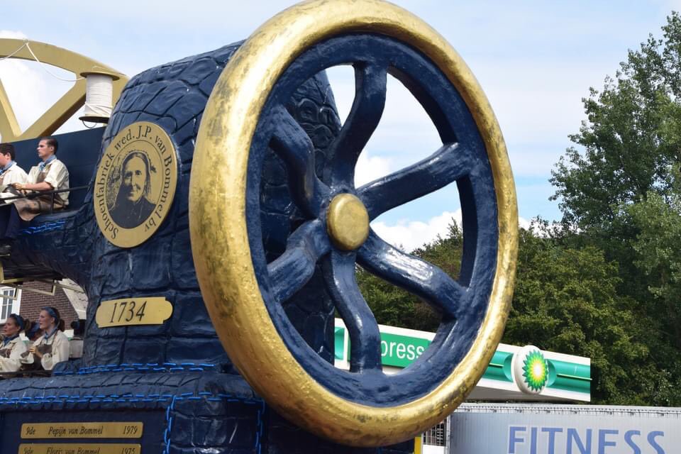 Brabantsfaam's tweet photo. Wij houden bij de @Brabantsedag parade wel van een blauwe maandag! https://t.co/NLNEzVd6zZ